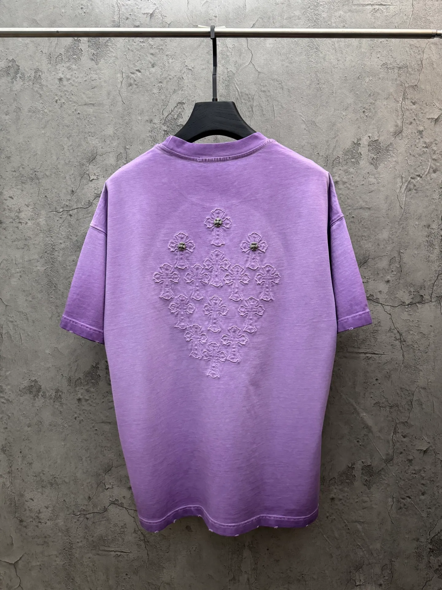 P200 top version, real shot without P, ​​different from market currency) 𝗖𝗵𝗿𝗼𝗺𝗲 𝗛𝗲𝗮𝗿𝘁𝘀/Croxin 2026 spring new original single counter American laser burnt patch embroidered couple short sleeves 👑The highest version! Customized fabric 330g, washed and fried. Best-selling model at the counter. Very comfortable to wear. Accessories: Original molded and authenticated collar label➕100% silk wash label. Genuine purchase-grade original hangtag➕matching hanging rope➕3D hanging beads➕original packaging bag. Craftsmanship: The original version has consistent wiring! The highest version of the armhole matching technique! Color: Khaki Black Rose Red Light Blue Purple Size: S M L XL Style Number: 26-2002